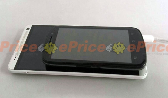Фото смартфона HTC One Max в сравнении с 4-дюймовым Motorola XT882